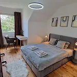 Cozy Apartment Next To Subway Station & Parking