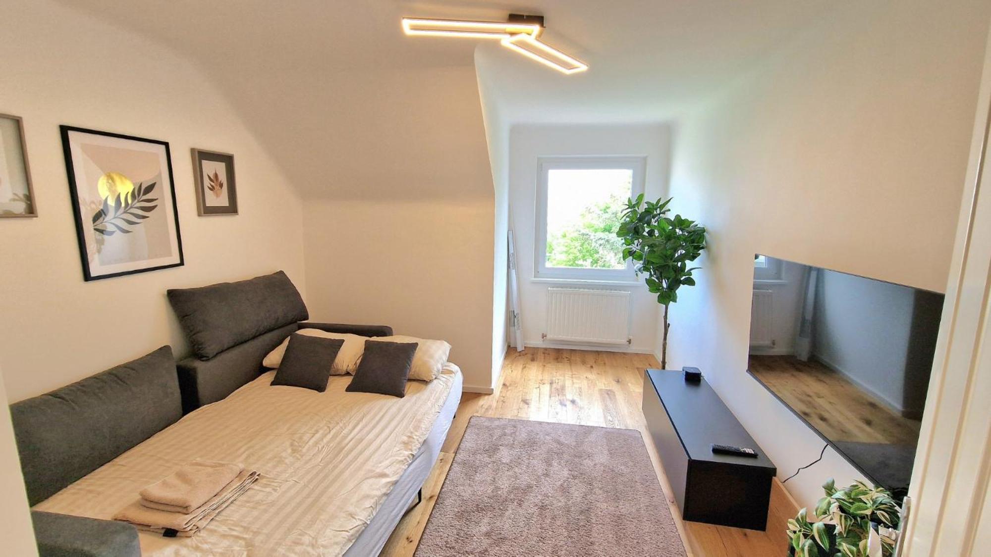 Cozy Next To Subway Station & Parking