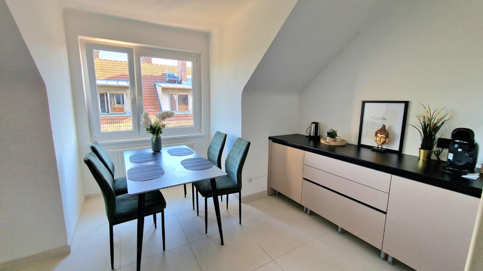 Cozy Next To Subway Station & Parking Apartment