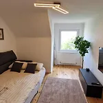Cozy Apartment Next To Subway Station & Parking