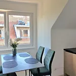 Cozy Apartment Next To Subway Station & Parking