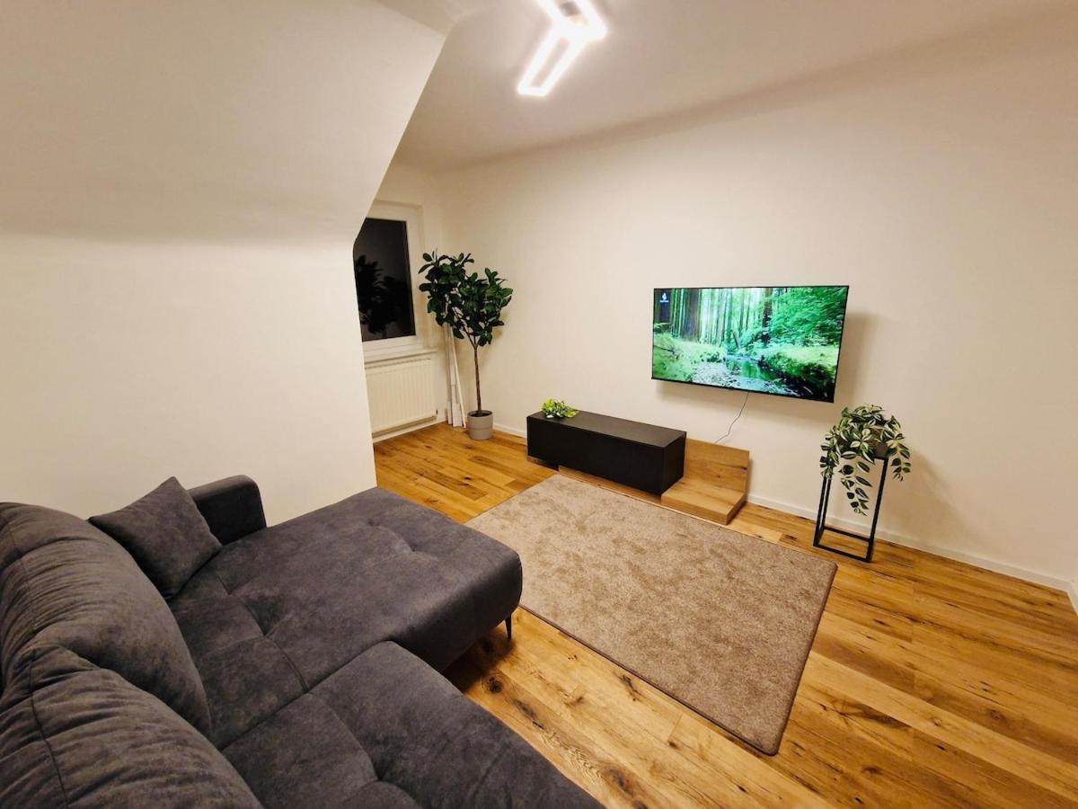 Cozy Next To Subway Station & Parking